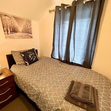 4 Bedroom Terrace House Wellingborough Extérieur photo