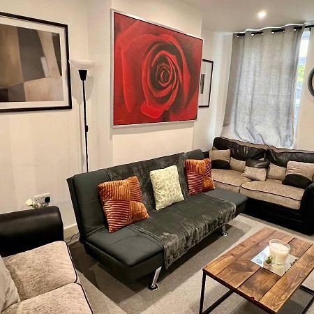 4 Bedroom Terrace House Wellingborough Extérieur photo