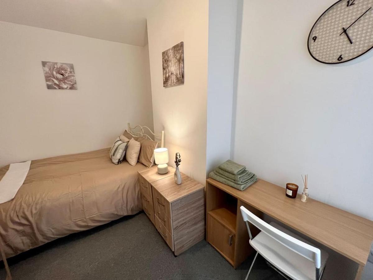 4 Bedroom Terrace House Wellingborough Extérieur photo