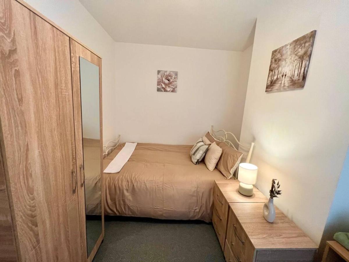 4 Bedroom Terrace House Wellingborough Extérieur photo