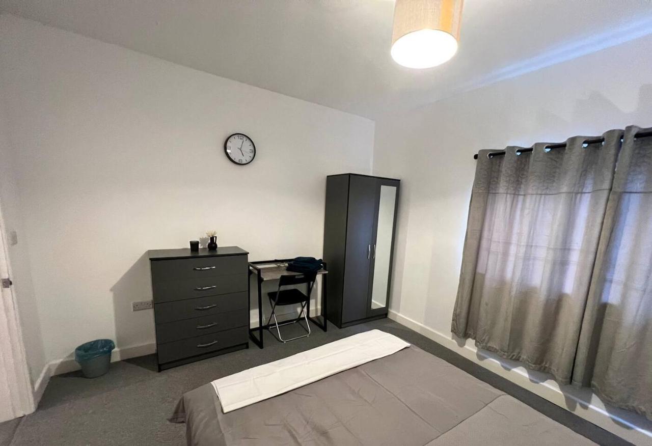4 Bedroom Terrace House Wellingborough Extérieur photo