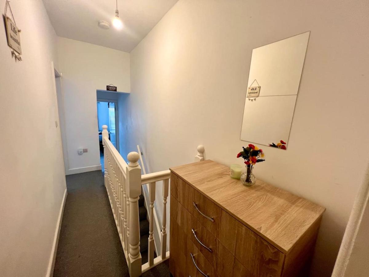 4 Bedroom Terrace House Wellingborough Extérieur photo