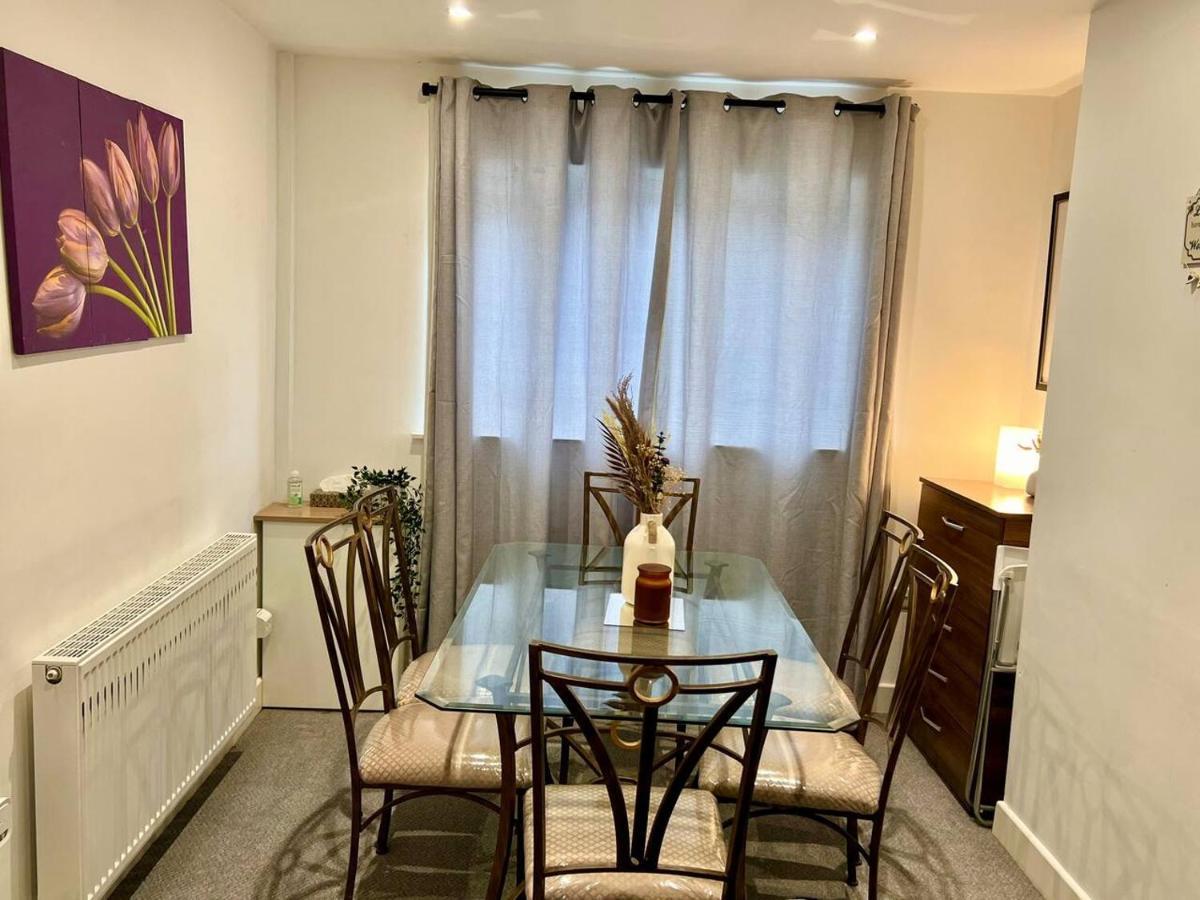 4 Bedroom Terrace House Wellingborough Extérieur photo