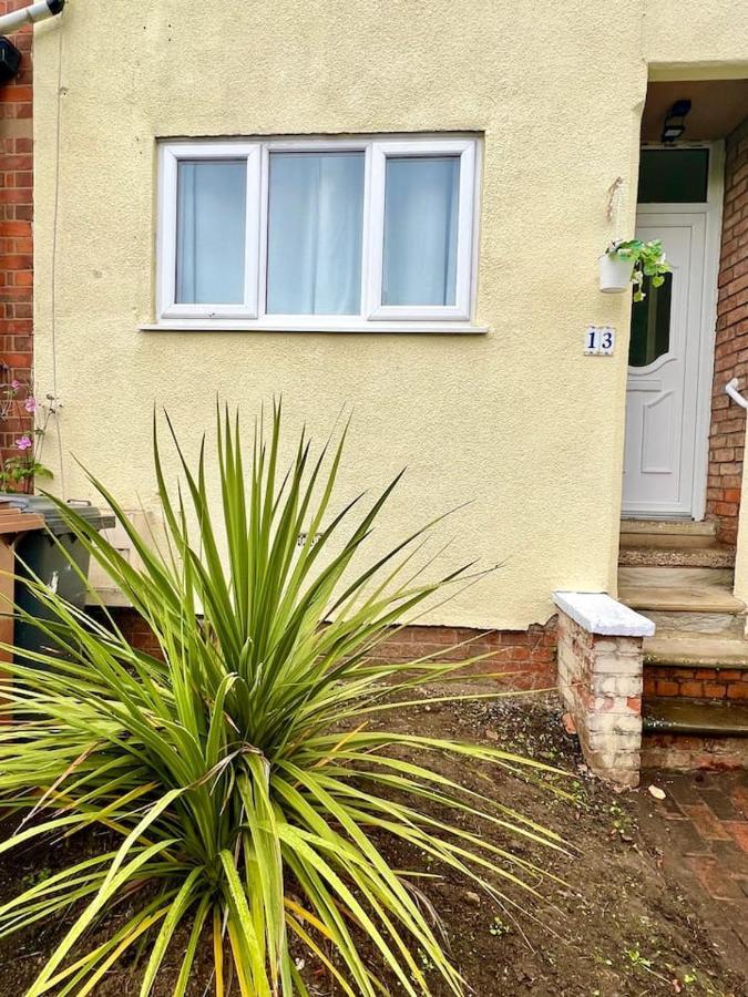 4 Bedroom Terrace House Wellingborough Extérieur photo
