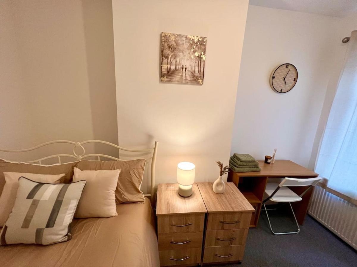 4 Bedroom Terrace House Wellingborough Extérieur photo