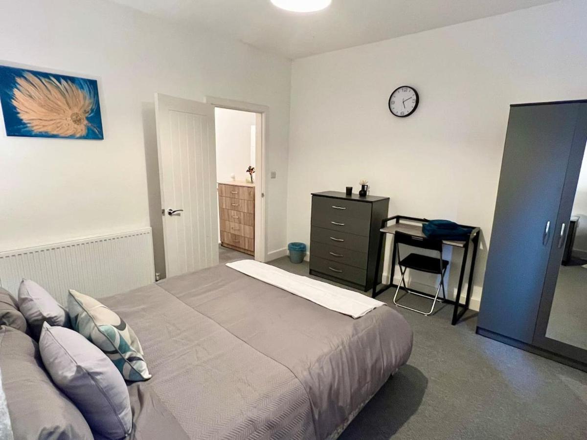 4 Bedroom Terrace House Wellingborough Extérieur photo