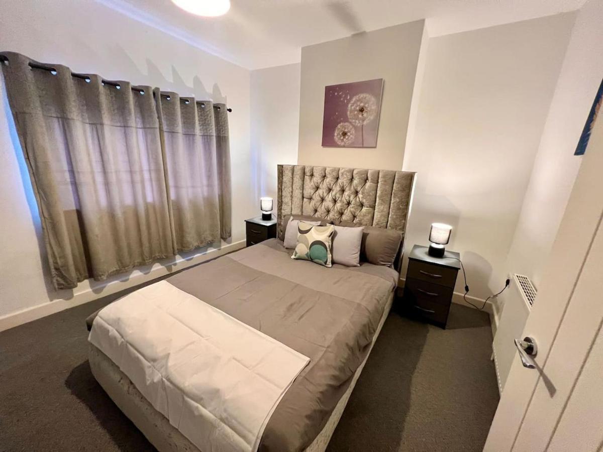 4 Bedroom Terrace House Wellingborough Extérieur photo