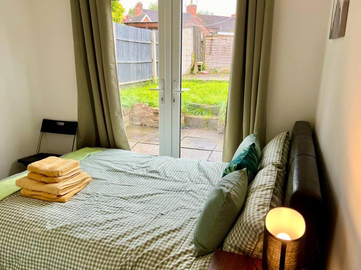 4 Bedroom Terrace House Wellingborough Extérieur photo