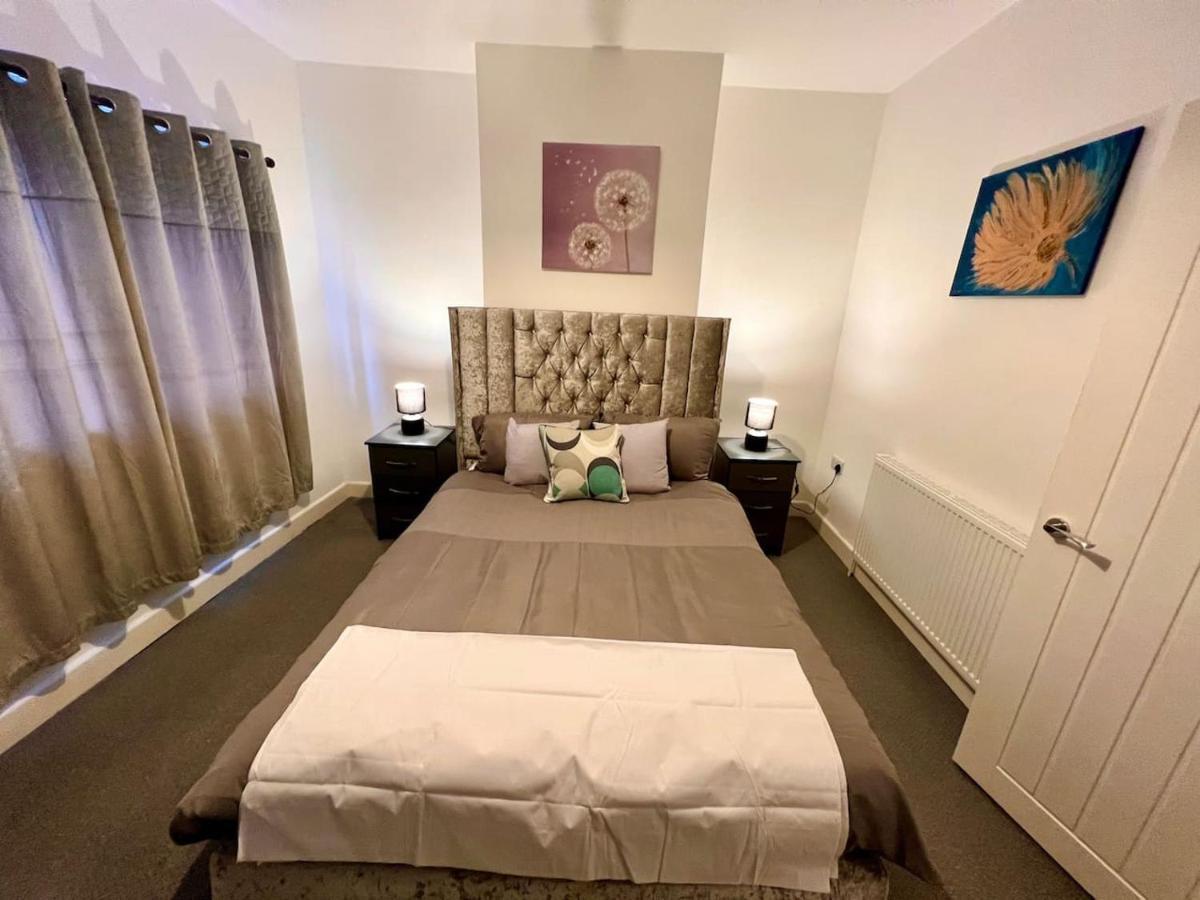 4 Bedroom Terrace House Wellingborough Extérieur photo